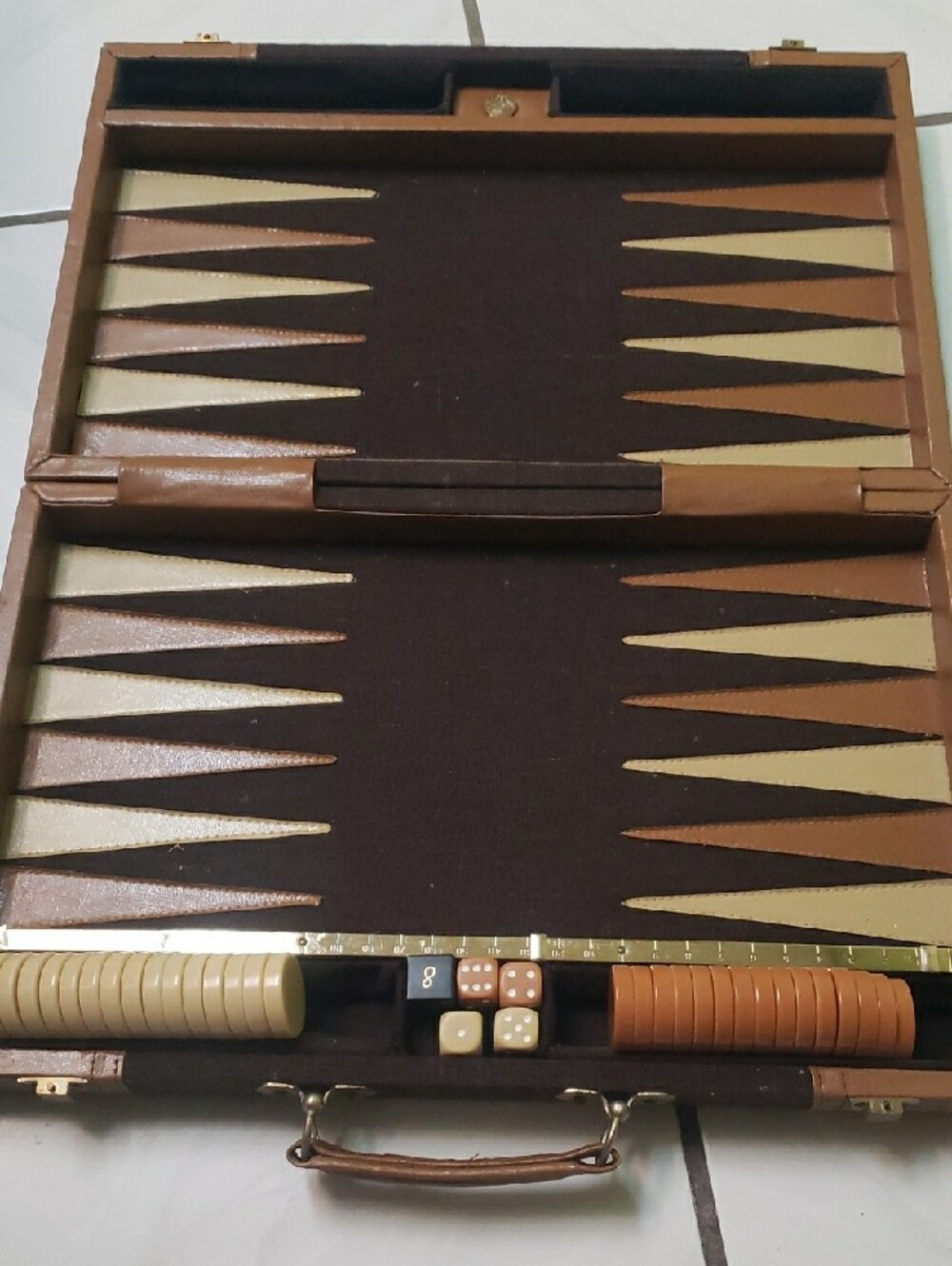 Vintage brown classic Backgammon Set with Dice and Chips, leather suitcase style - Picture 3 of 12